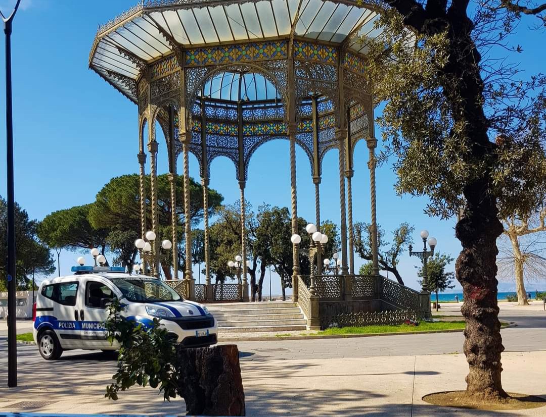 Castellammare, chiusa gastronomia in centro: clienti nel locale 