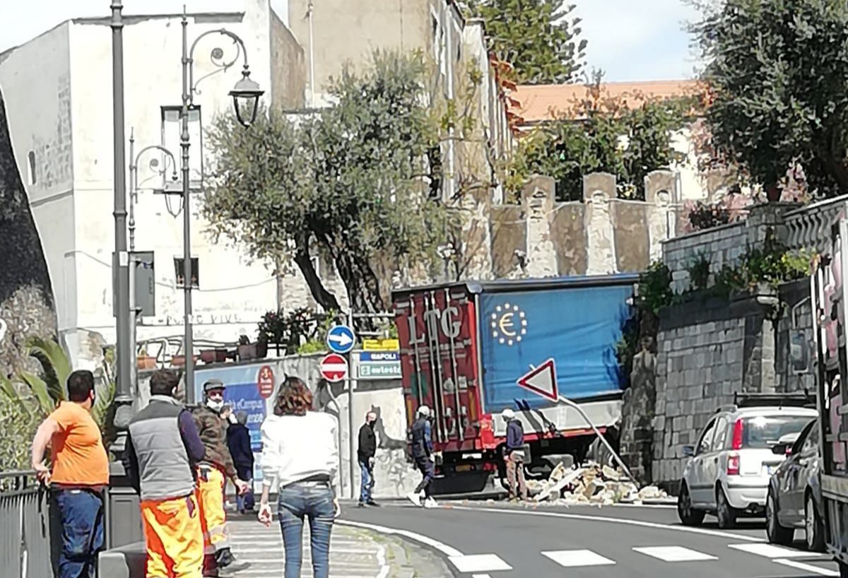 Vico Equense, incidente choc: tir finisce in un muro