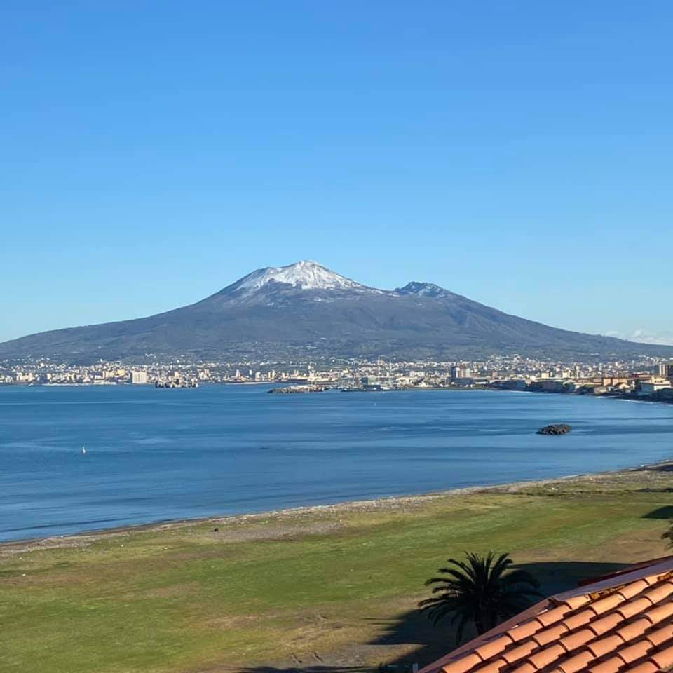 Vesuvio con la neve a primavera, i napoletani sperano porti bene