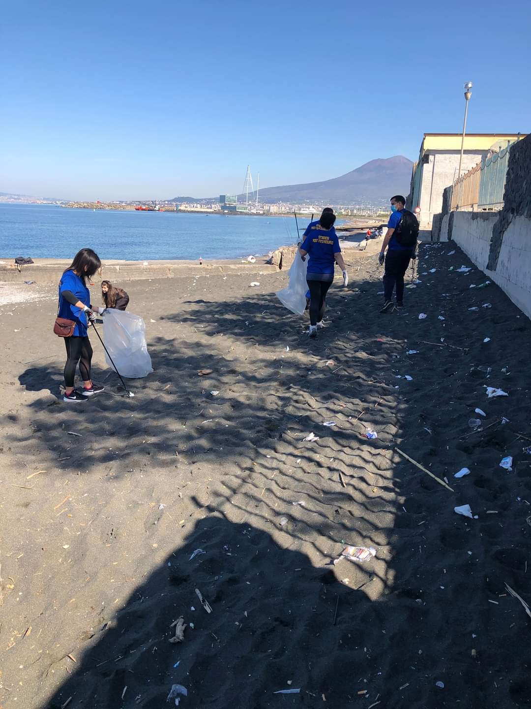 Castellammare, spiaggia con i rifiuti: volontari in campo per ripulire 