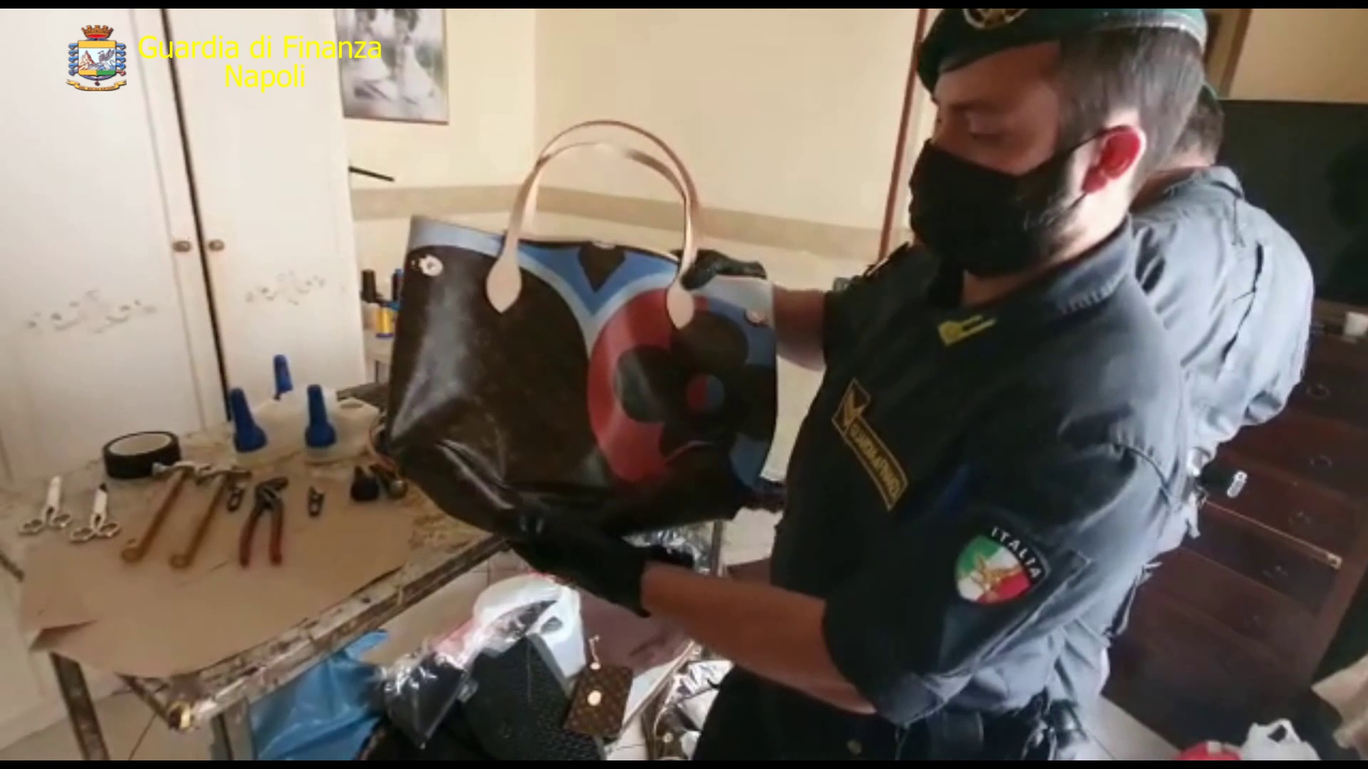 Borse griffate a Napoli, scoperta fabbrica del falso: maxi sequestro 