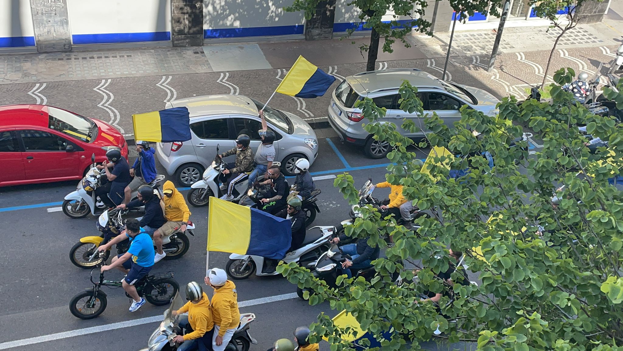 Juve Stabia-Palermo, i tifosi accompagnano in corteo le vespe allo stadio