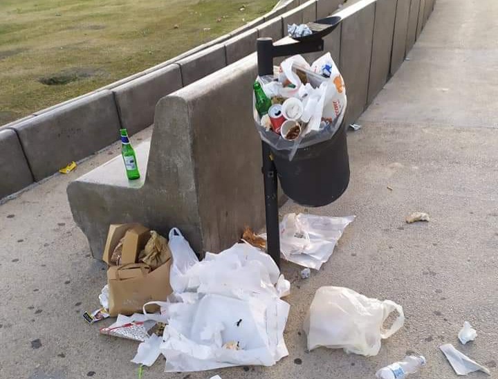 Castellammare, villa comunale discarica: ostaggio di teppisti 