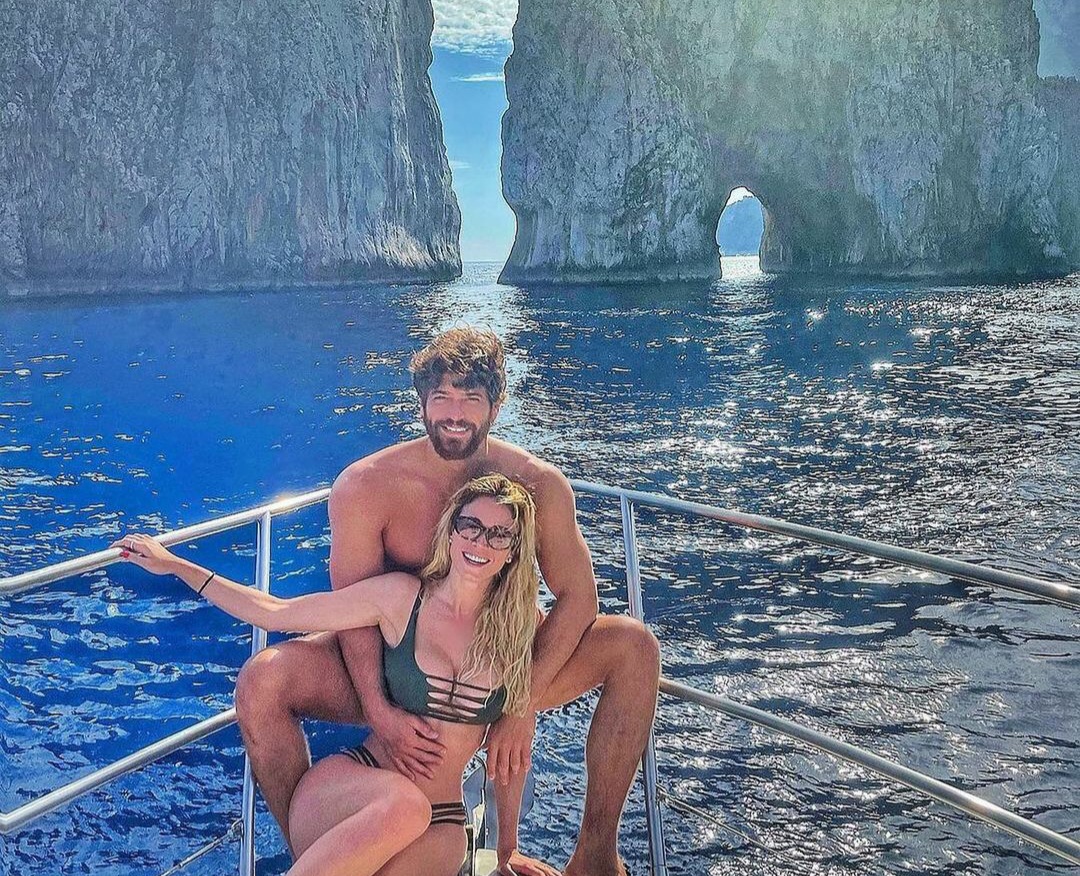 Can Yaman e Diletta Leotta innamorati a Capri, foto con i Faraglioni 