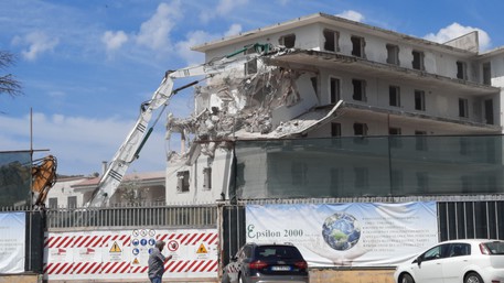 Campania, ecomostro sul litorale: dopo 40 anni di attesa arrivano le ruspe