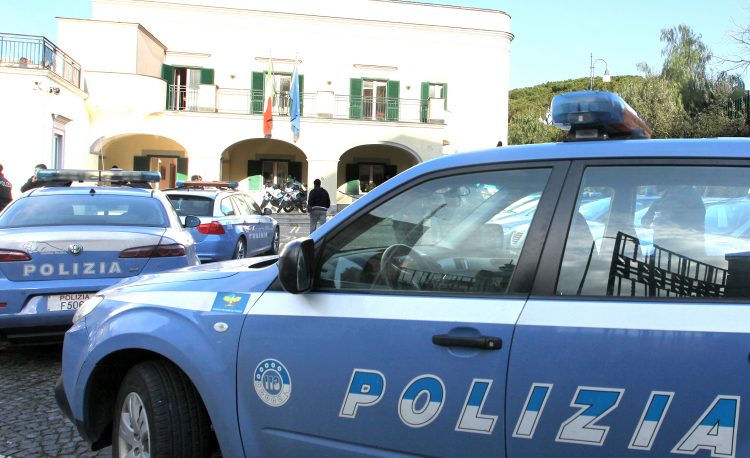 Torre del Greco, si barrica in casa e accoltella poliziotto: arrestato 