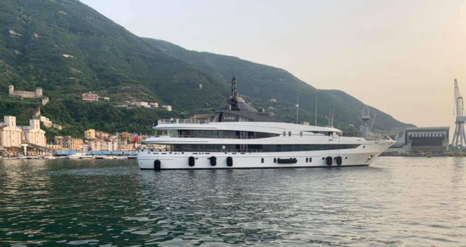 Castellammare, il ritorno degli yacht di lusso nell'estate della ripresa  