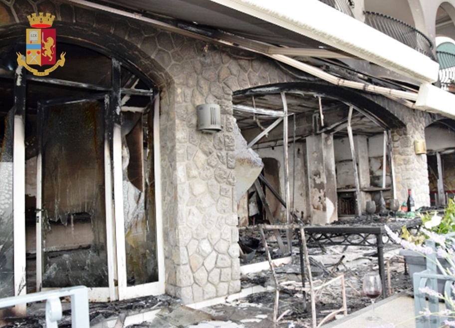 Turista inglese incendia casa vacanza e scappa: arrestato 