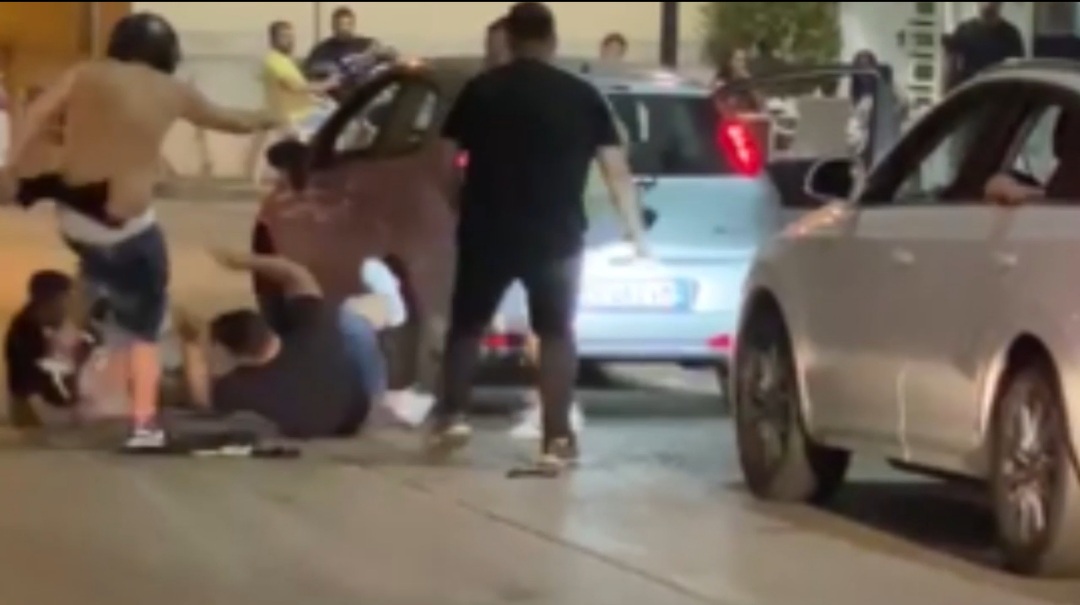 Movida violenta, rissa tra giovani nella piazza del Santuario: video virali 