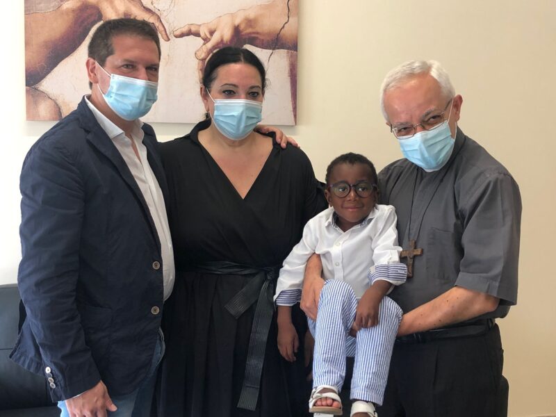 Castellammare, adottano bimbo con una triplice malformazione al cuore: 'Hanno salvato Yohan, genitori eccezionali'