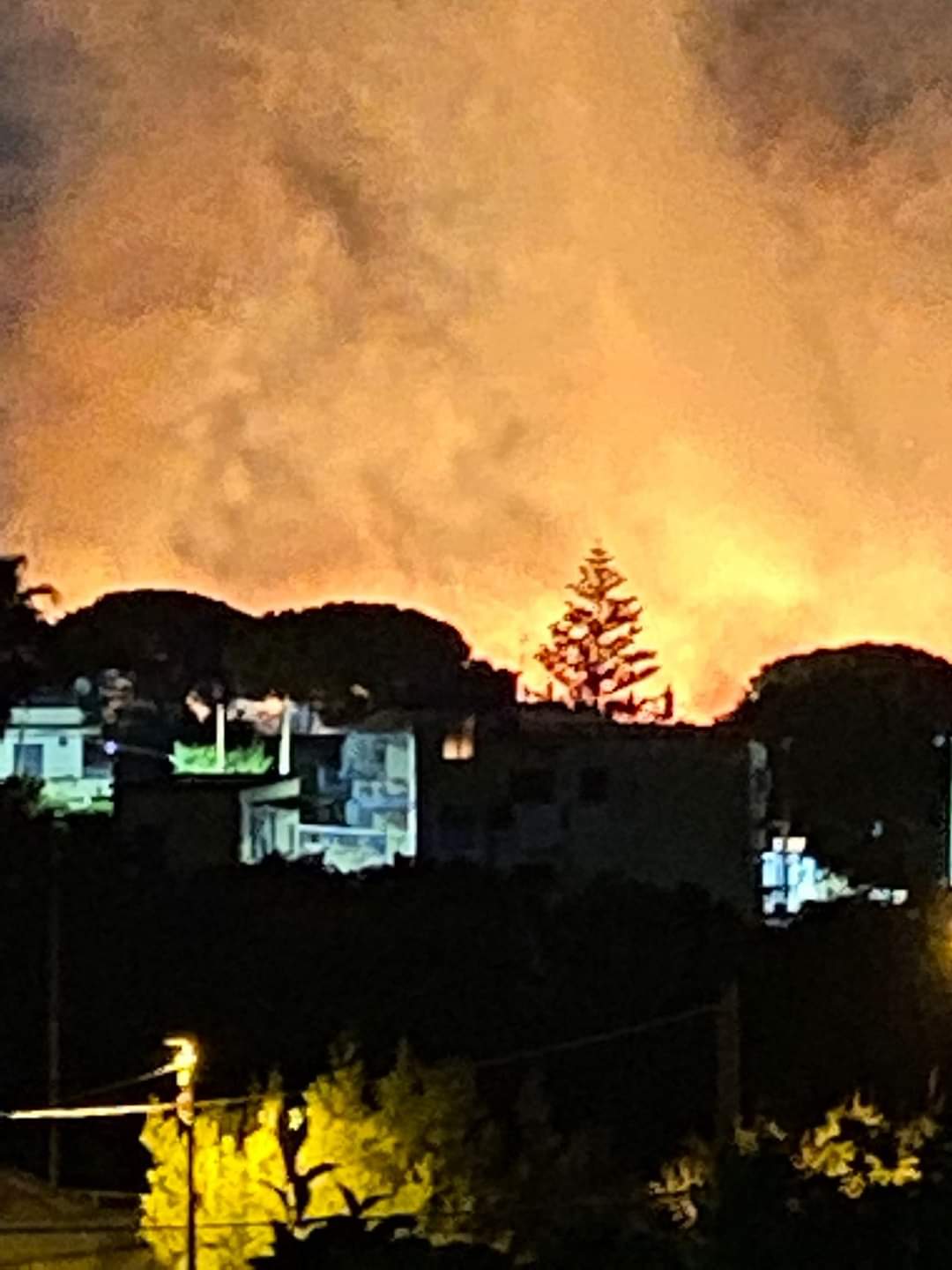 Torre del Greco, incendio nella notte: paura e rabbia 