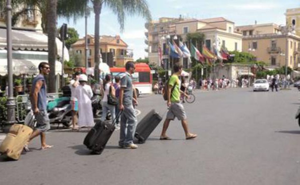Rapper condannato a tre anni in Olanda, era in vacanza a Sorrento: arrestato 