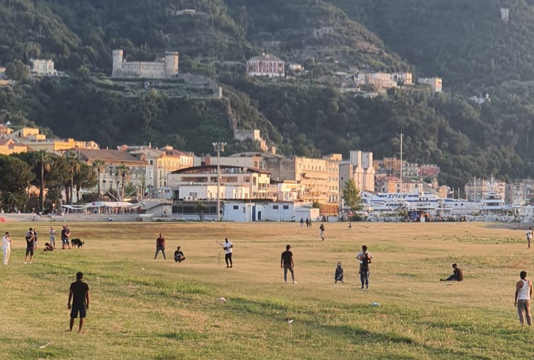 Castellammare, Ferragosto giocando a cricket sulla spiaggia