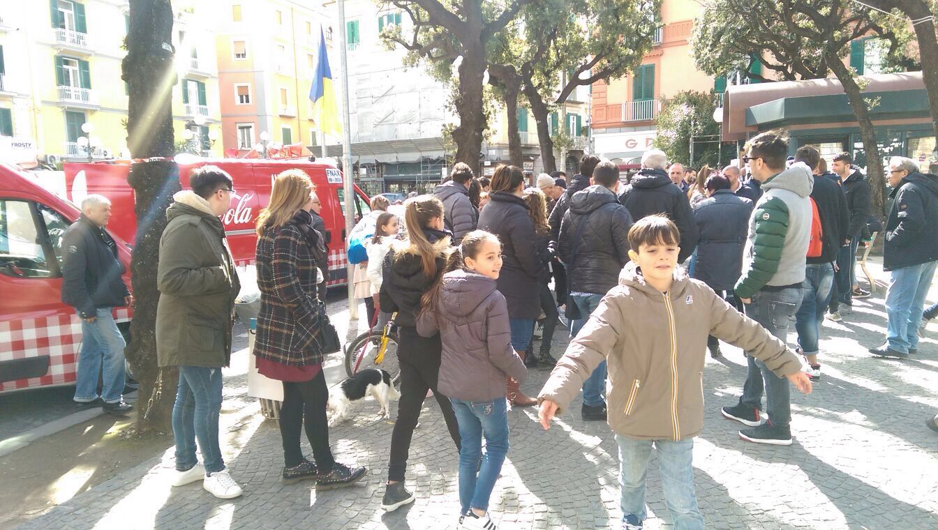 Coca Cola regala bibite in centro, Ã¨ caos traffico