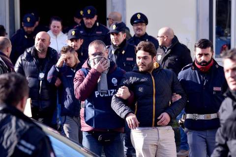 Clan Falanga, dal carcere gli ordini del boss Garofalo agli affiliati nelle lettere alla compagna: arrestati in 23