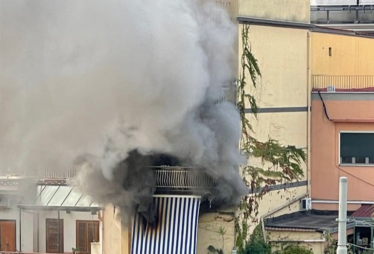 Castellammare, incendio in un appartamento in centro: nessun ferito 
