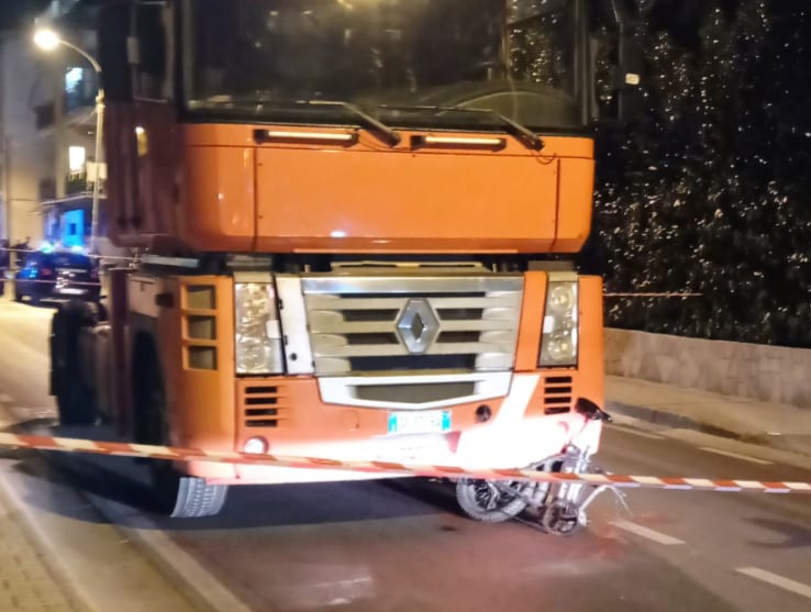 Castellammare, camion investe bicicletta: un ferito 