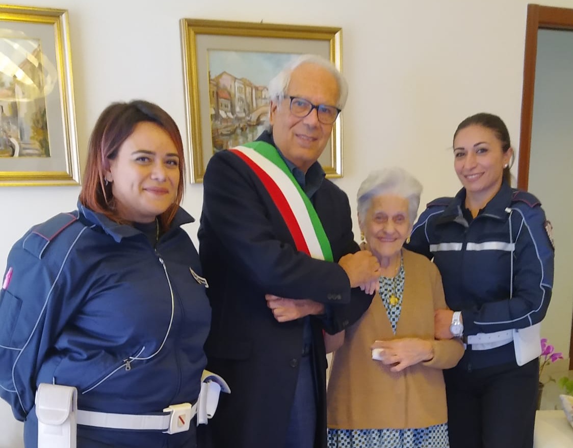 Castellammare, i 100 anni di una stabiese doc: auguri nonna Michela 