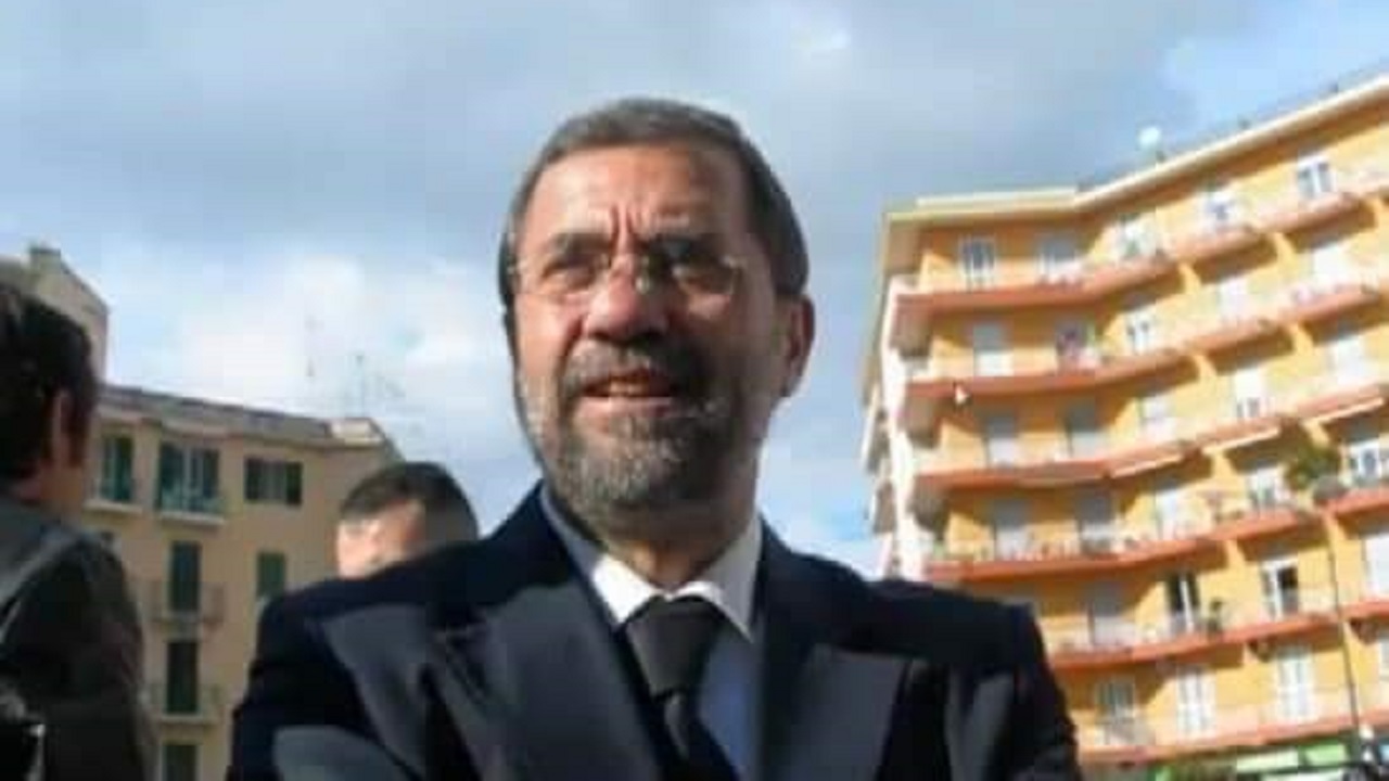 Medico vaccinato muore di Covid a 63 anni, Bernardo Cozzolino era ricoverato al Cotugno 