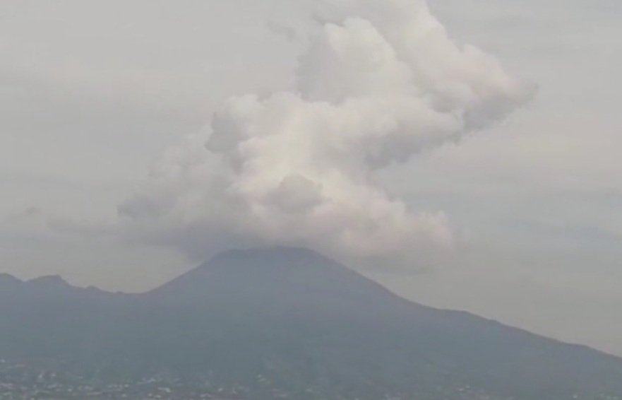 Vesuvio che erutta, il gioco di nuvole diventa virale