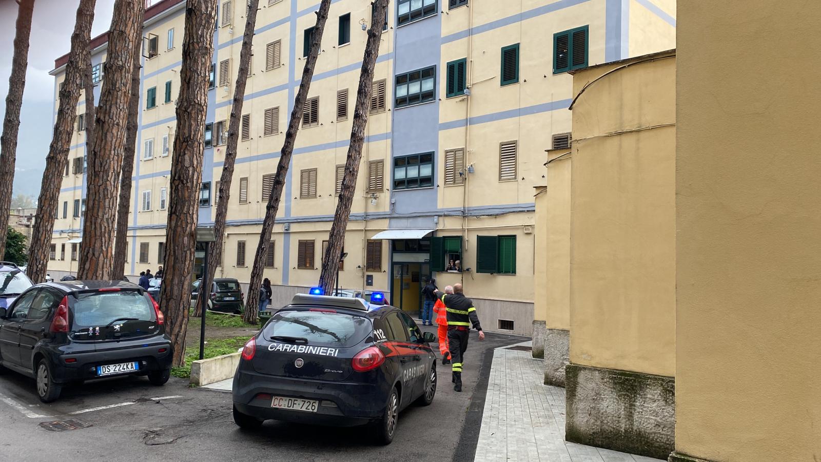 Castellammare, sale sul tetto del suo palazzo: vuole buttarsi giù 