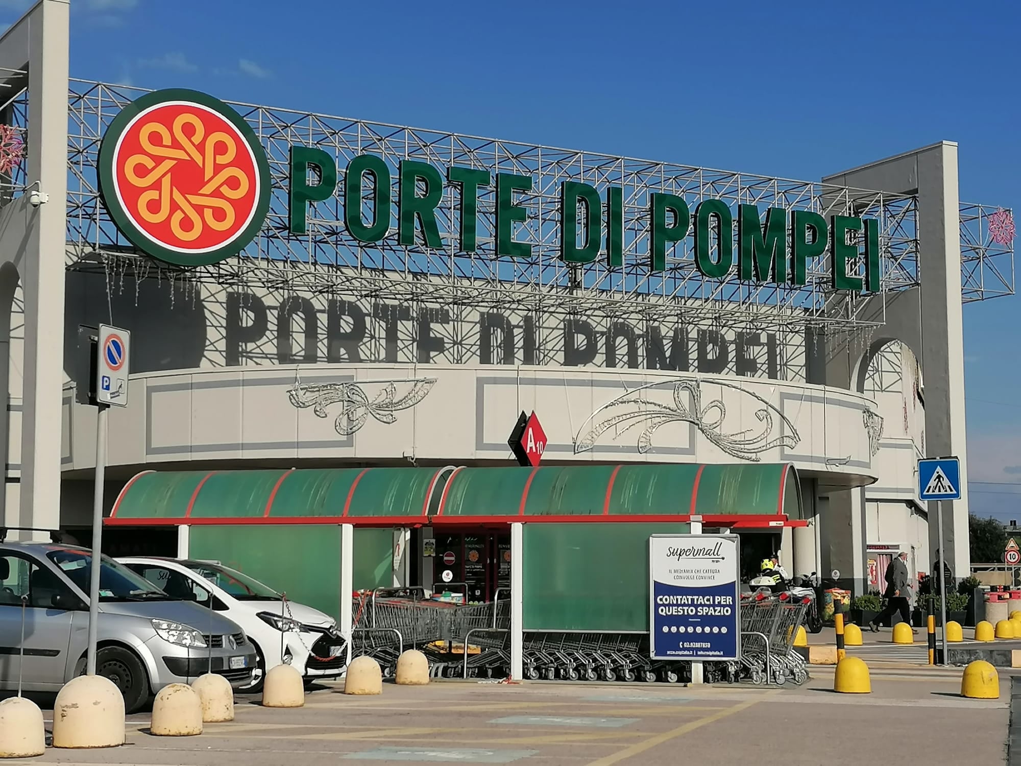 Ex Auchan, il centro commerciale resta aperto: il Tar sospende la chiusura 