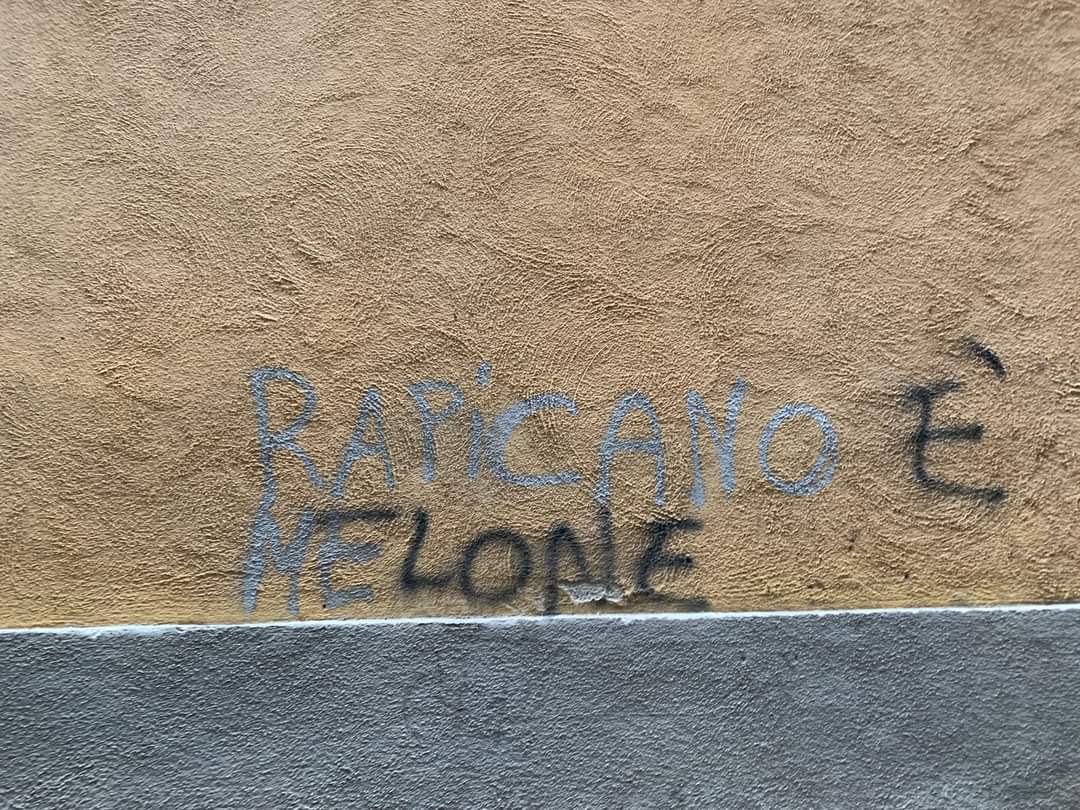 Castellammare, scritte contro il pentito Rapicano nel centro antico