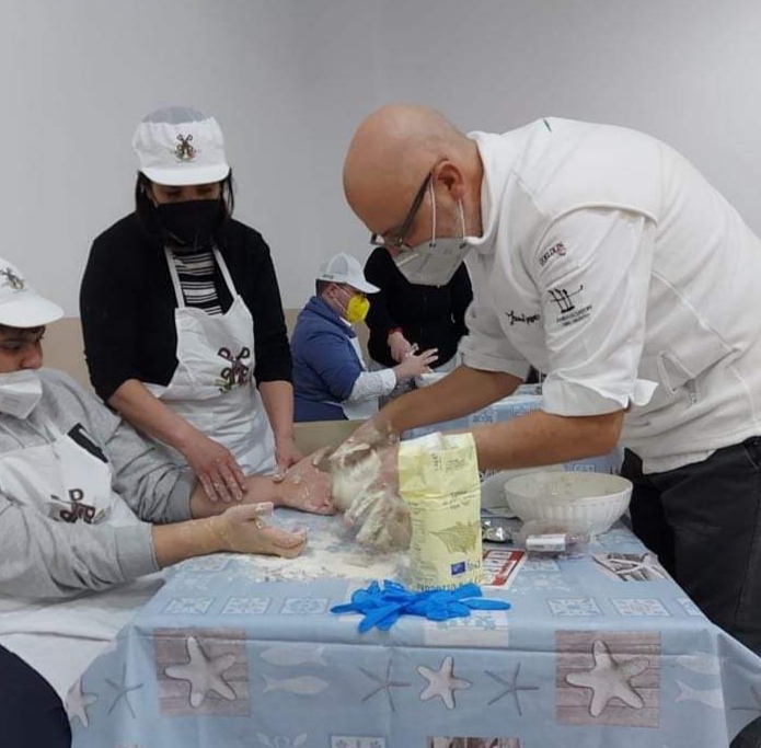 Castellammare, nella mensa solidale a scuola di pizza con il maestro Pepe