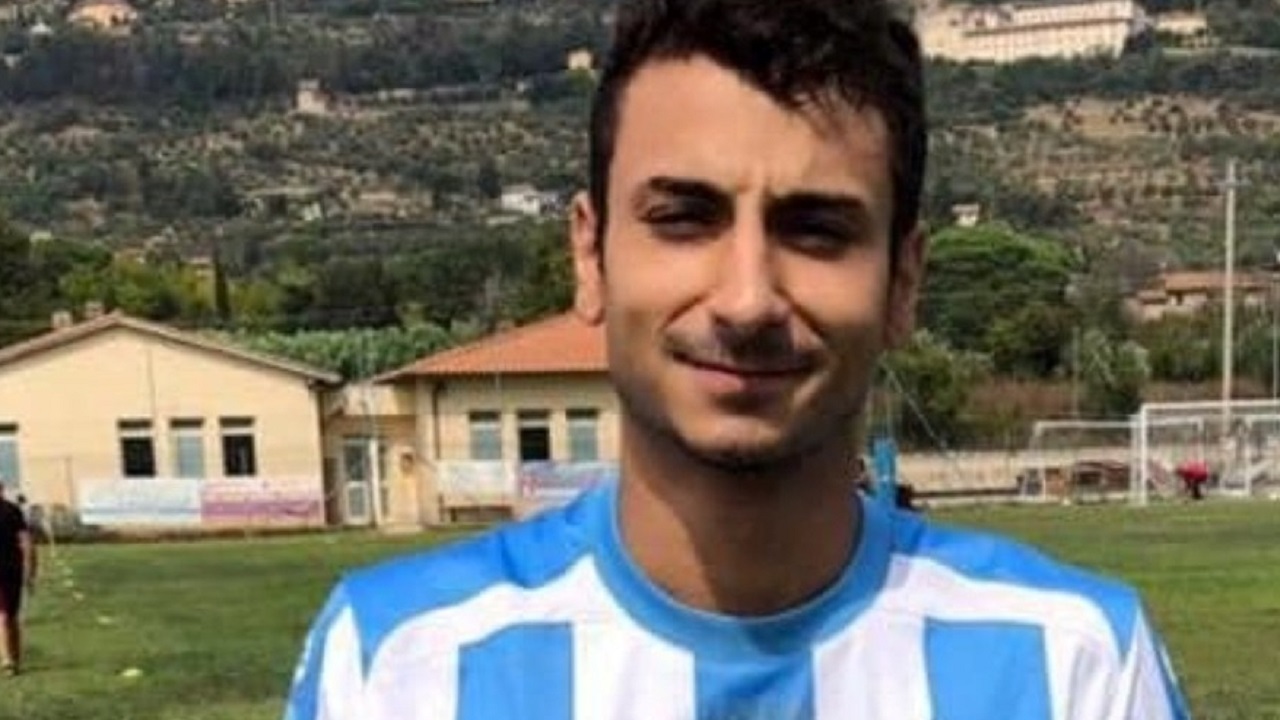 Calciatore muore a 25 anni, vittima di un incidente dopo una settimana di agonia 
