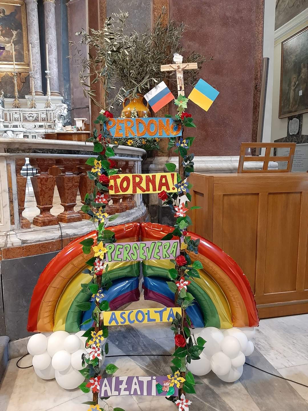 Castellammare, la scala della pace in Cattedrale: Russia e Ucraina insieme 