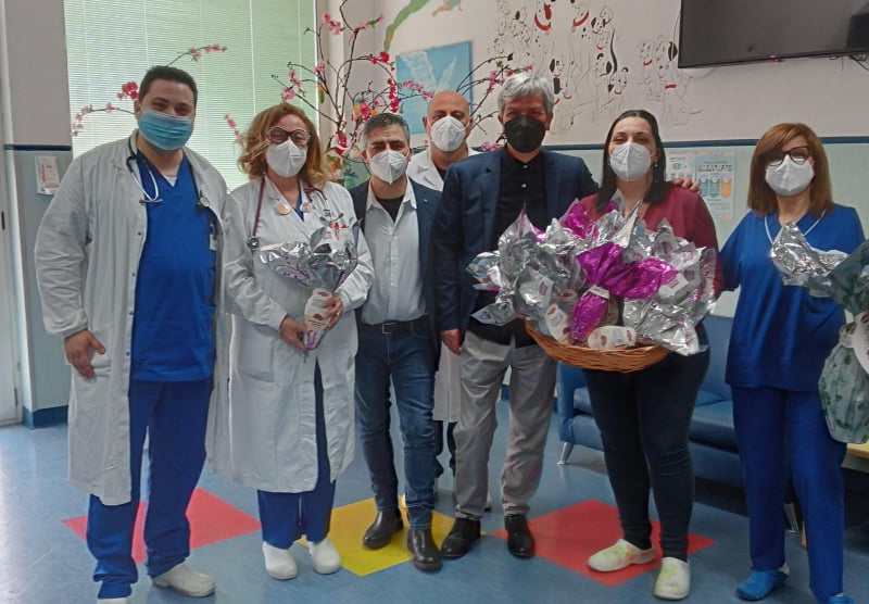 Castellammare, uova di Pasqua ai bambini in ospedale e nella parrocchia del centro antico