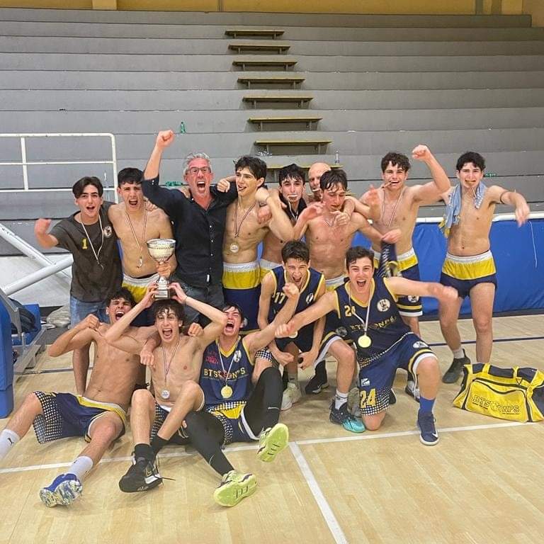 Castellammare, la squadra di basket under 17 conquista il podio: campioni regionali 