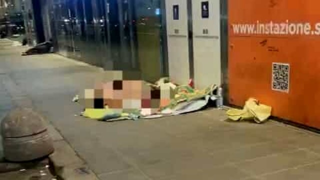 Sesso tra la gente nella piazza della Stazione a Napoli, video choc: 'Che degrado'