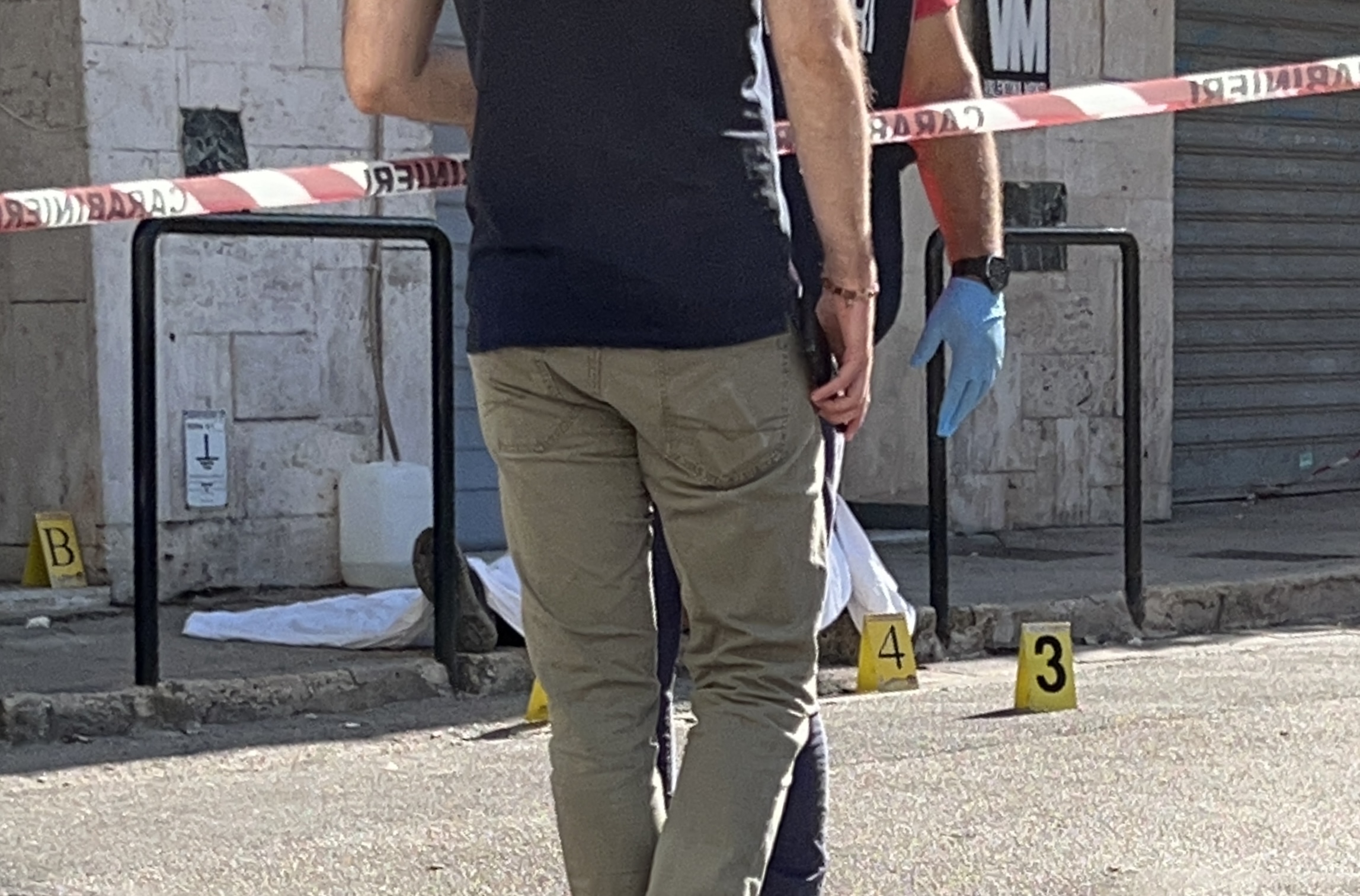Uomo ucciso vicino casa a Napoli, trucidato con 10 colpi