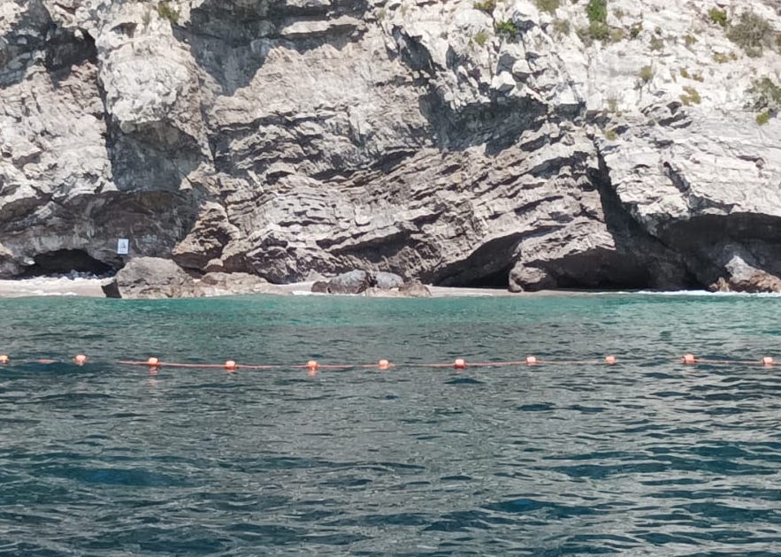 Punta Campanella, istallate le boe di delimitazione contro l'ancoraggio sotto costa