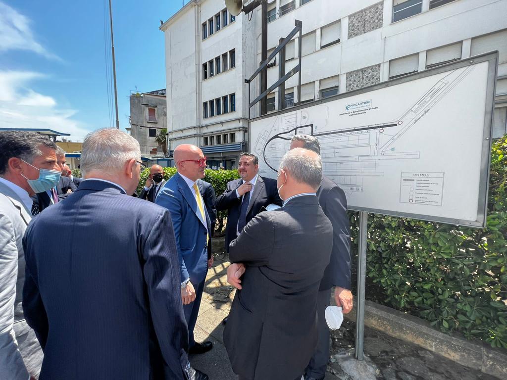 Castellammare, Fincantieri vuole acquistare la Caserma cristallina: 'Alloggi per i militari'