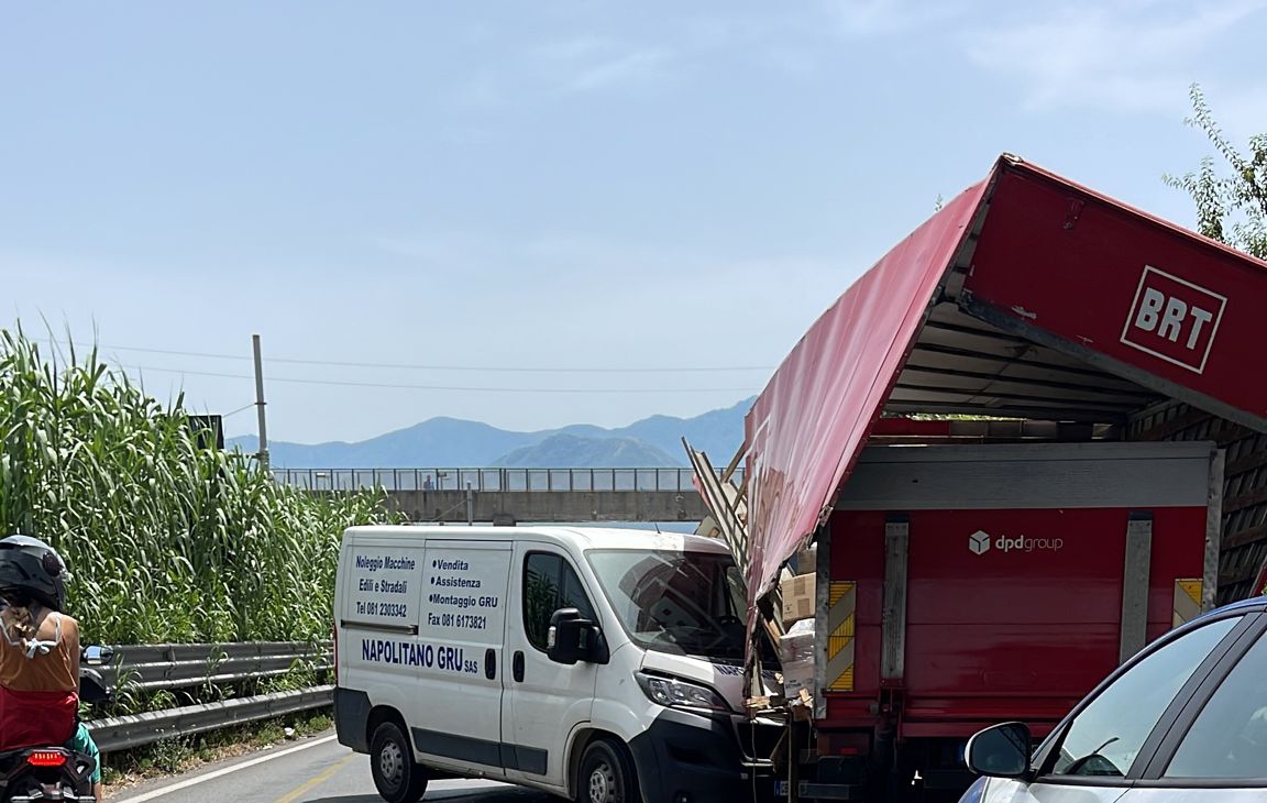 Castellammare, incidente sul raccordo autostradale: tre i feriti 