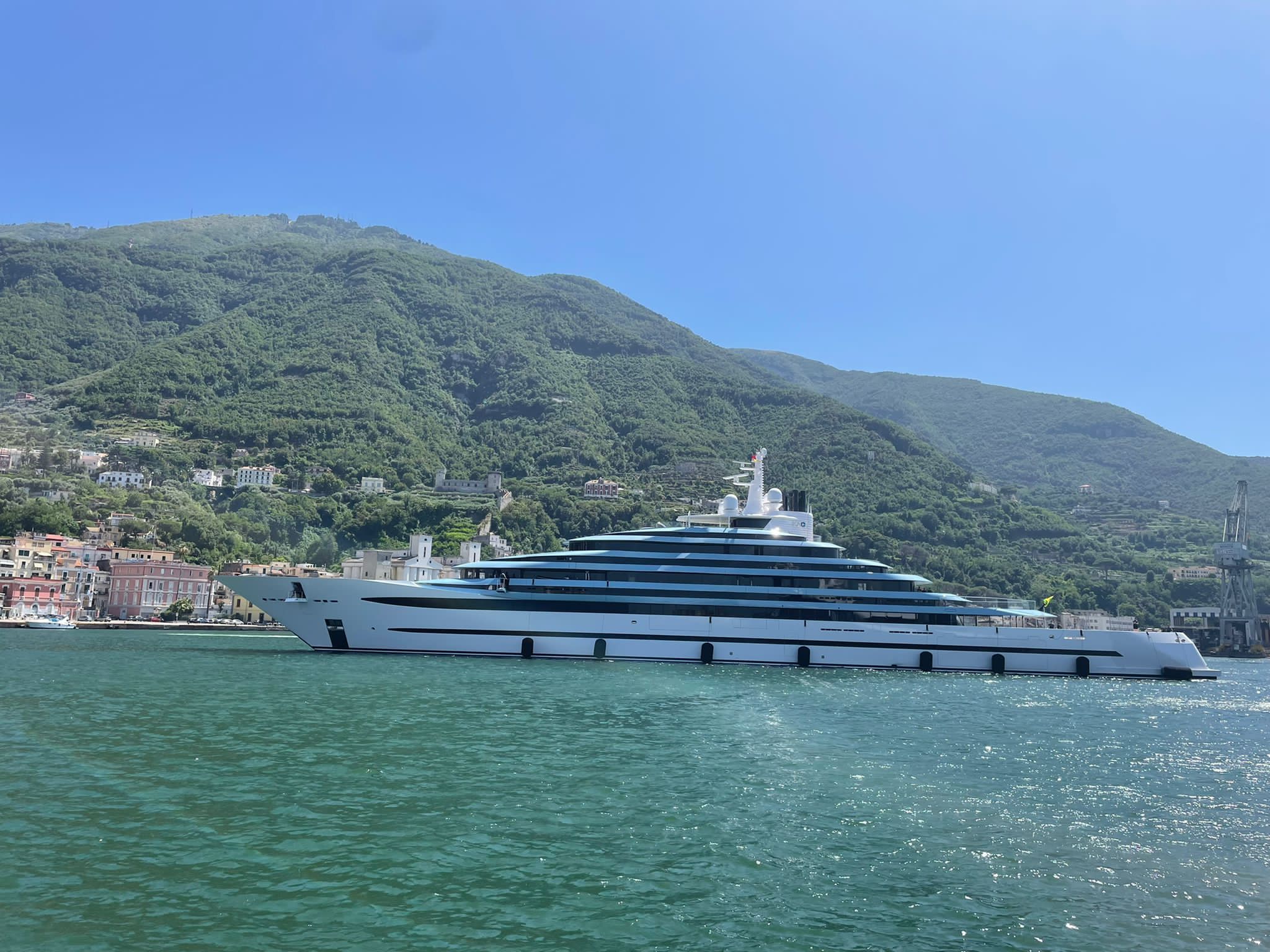 Castellammare, è arrivato Kaos: lo yacht voluto dall'emiro con hamman e elicottero 