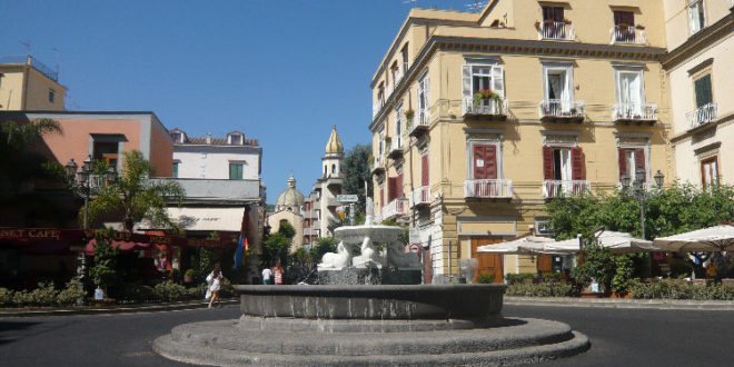 Vico Equense, artisti di strada per guidare i turisti tra eventi e sorprese 