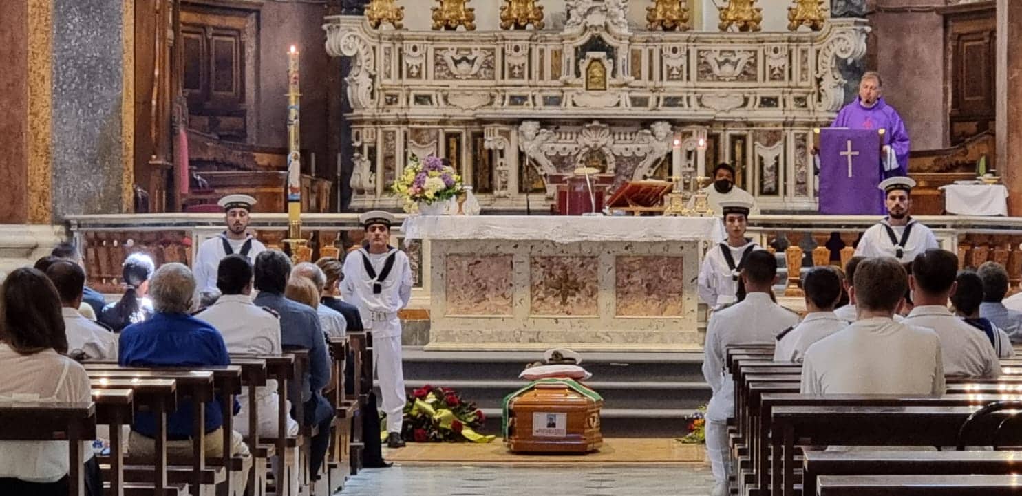 Castellammare, addio all'ammiraglio Piantanida: picchetto d'onore e la preghiera del marinaio