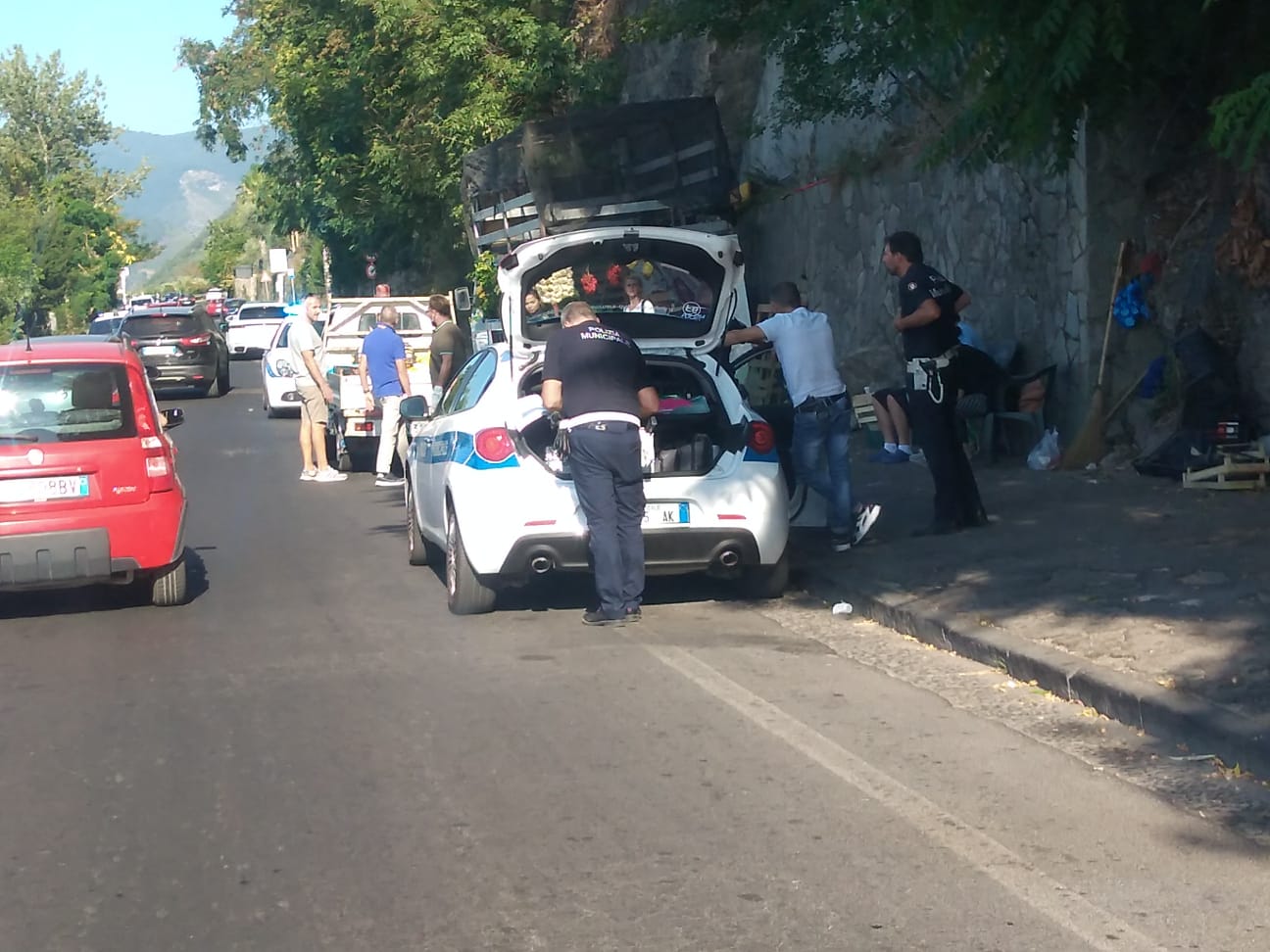 Castellammare, ambulante abusivo vende frutta ai passanti: sequestro bis