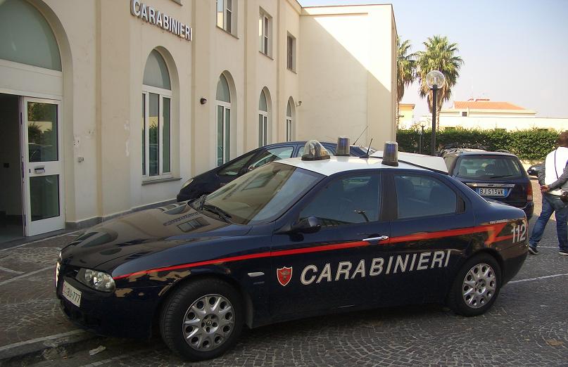 Tenta di rapinare una tabaccheria ma viene picchiato dai titolari e nella fuga si rompe un piede