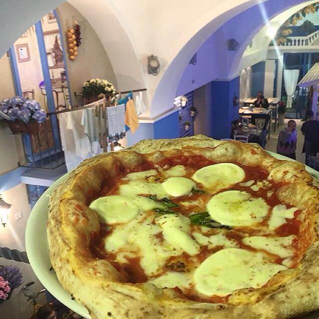 Capri blu festeggia il primo compleanno offrendo la sua pizza a persone in difficoltÃ 