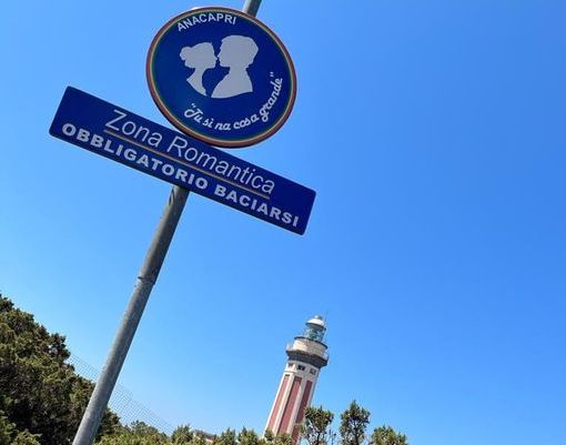 Anacapri, obbligo di bacio sul belvedere del Sognatore