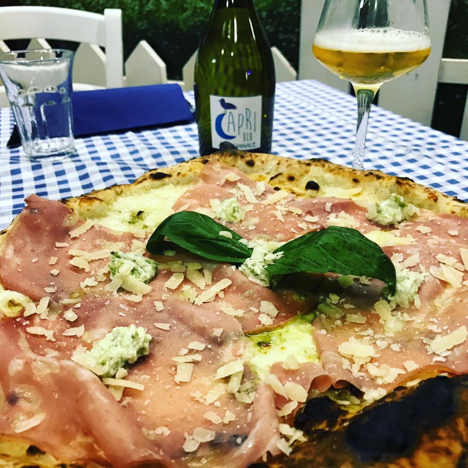Capri blu: la solidarietÃ  trasforma imprenditori in camerieri