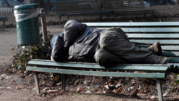 Muore di freddo, clochard trovato a Napoli senza vita 