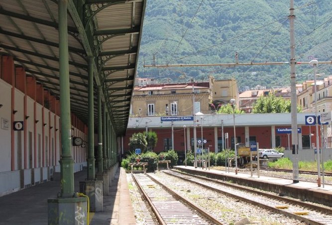 Ferrovie dello Stato, verifiche ad un ponte. Stop ai treni fra Torre Annunziata e Castellammare 