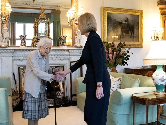 Regina Elisabetta, Gran Bretagna in ansia per la sua salute