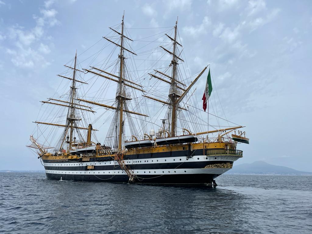 Vespucci diventa star e incontra il cast di Mare fuori 