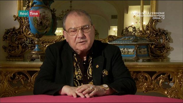 Nel castello di don Antonio, in tanti arrivano alla camera ardente: tra i primi il suo sosia di Made in Sud